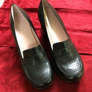 NEW Guess Women’s Sz 10 wedge loafers